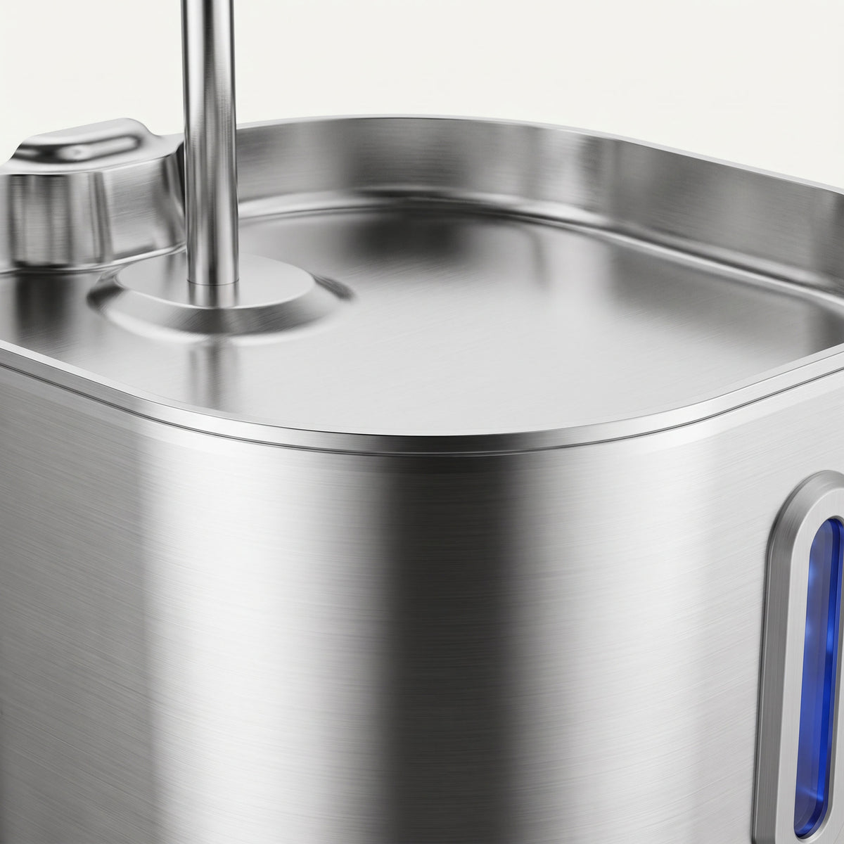 Gros plan sur le corps en inox brossé de la fontaine Quietya