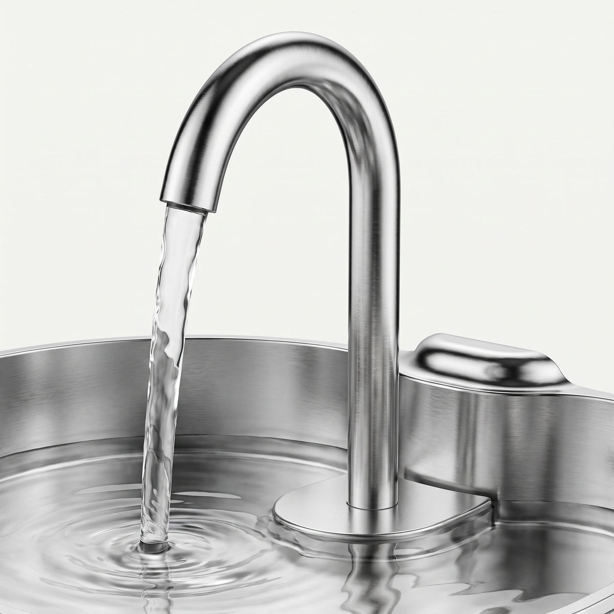 Gros plan sur la pompe et le bec robinet de la fontaine Quietya